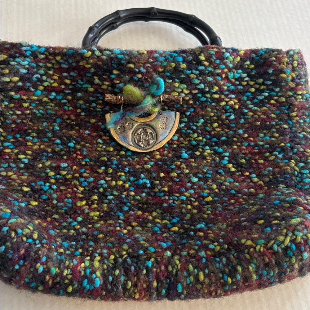 MULTICOLOR TWEED HAND BAG BLACK HANDLES WOOD LIKE ADORNMENT
UNIQUE/DIFFERENT
